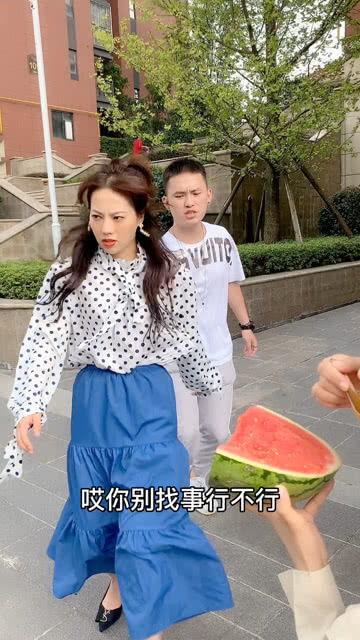 路边吵架吃瓜女子,吃瓜群众现场直击